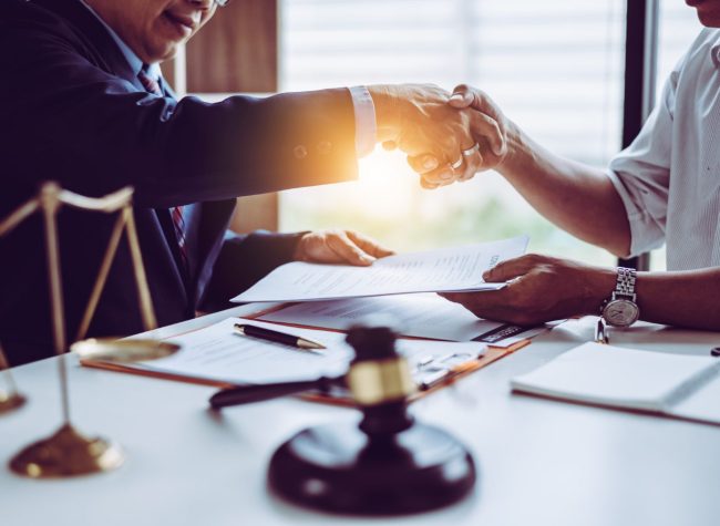 middle-age-asian-partner-lawyers-attorneys-shaking-hands-after-discussing-contract-agreement-done #abogadomedellin #procesosejecutivos #divisorios #derechosdepeticion #tutelas #arrendamientos